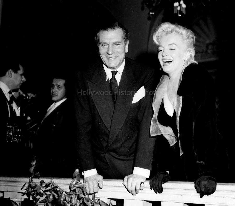 replace Laurence Olivier 1957.jpg